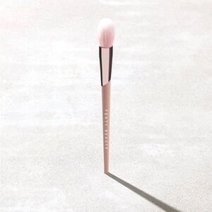 Fenty Beauty Precision Highlighter Brush